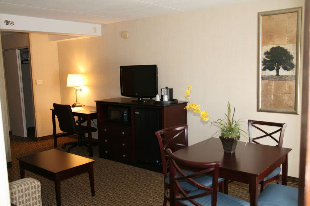 Fairfield Inn & Suites Springfield Enfield Bagian luar foto