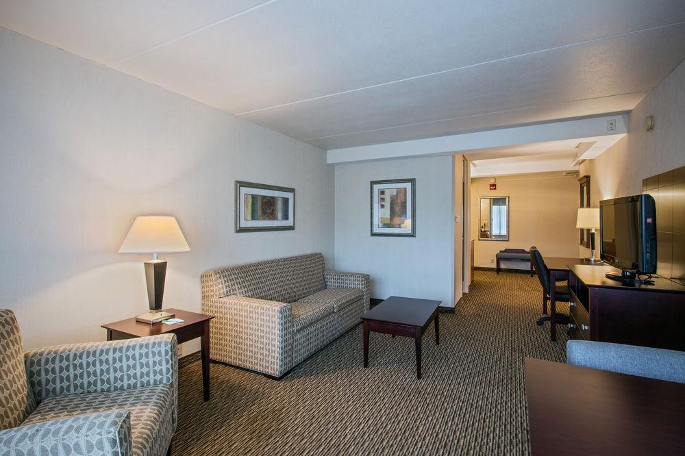 Fairfield Inn & Suites Springfield Enfield Bagian luar foto
