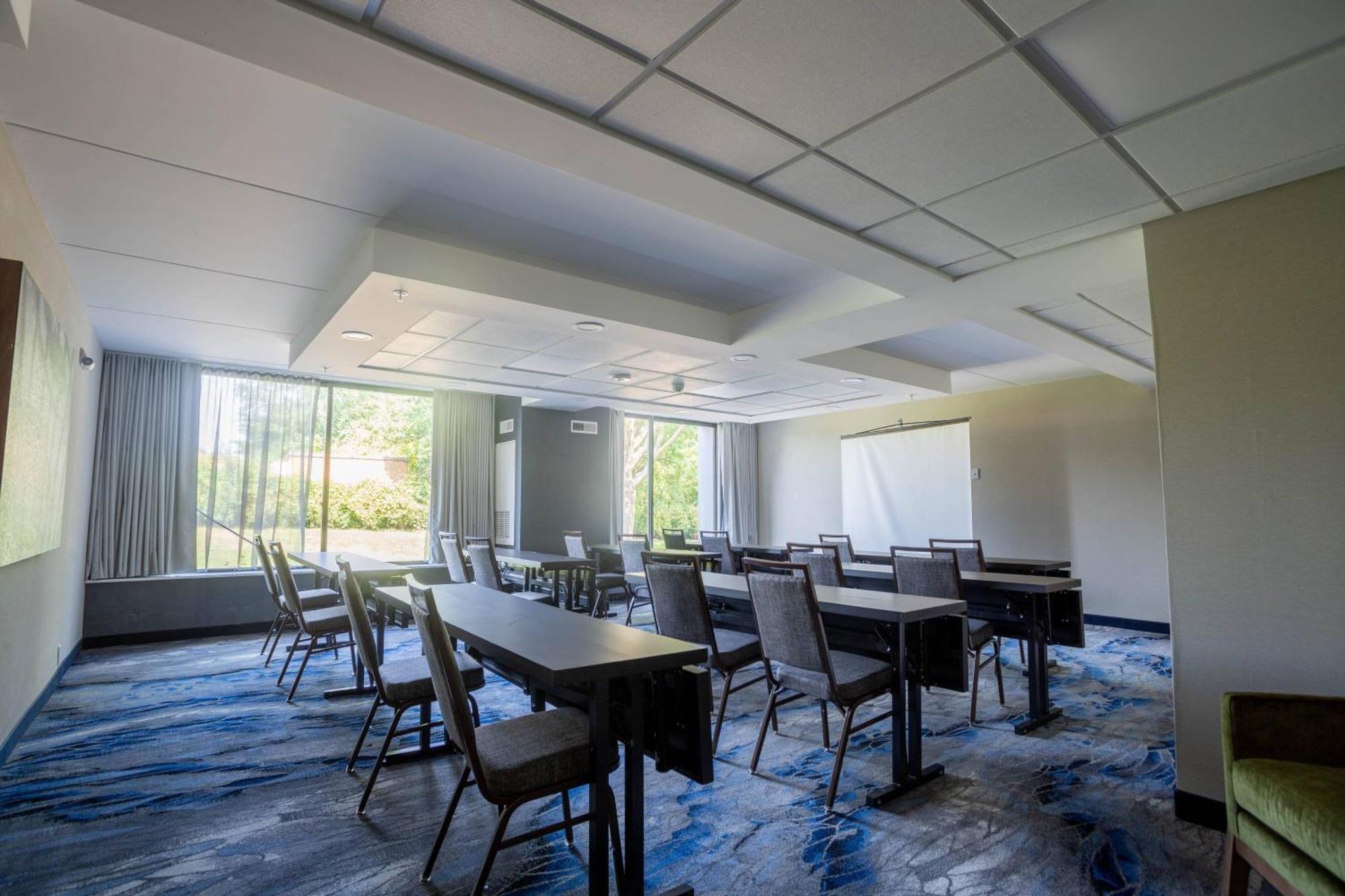 Fairfield Inn & Suites Springfield Enfield Bagian luar foto