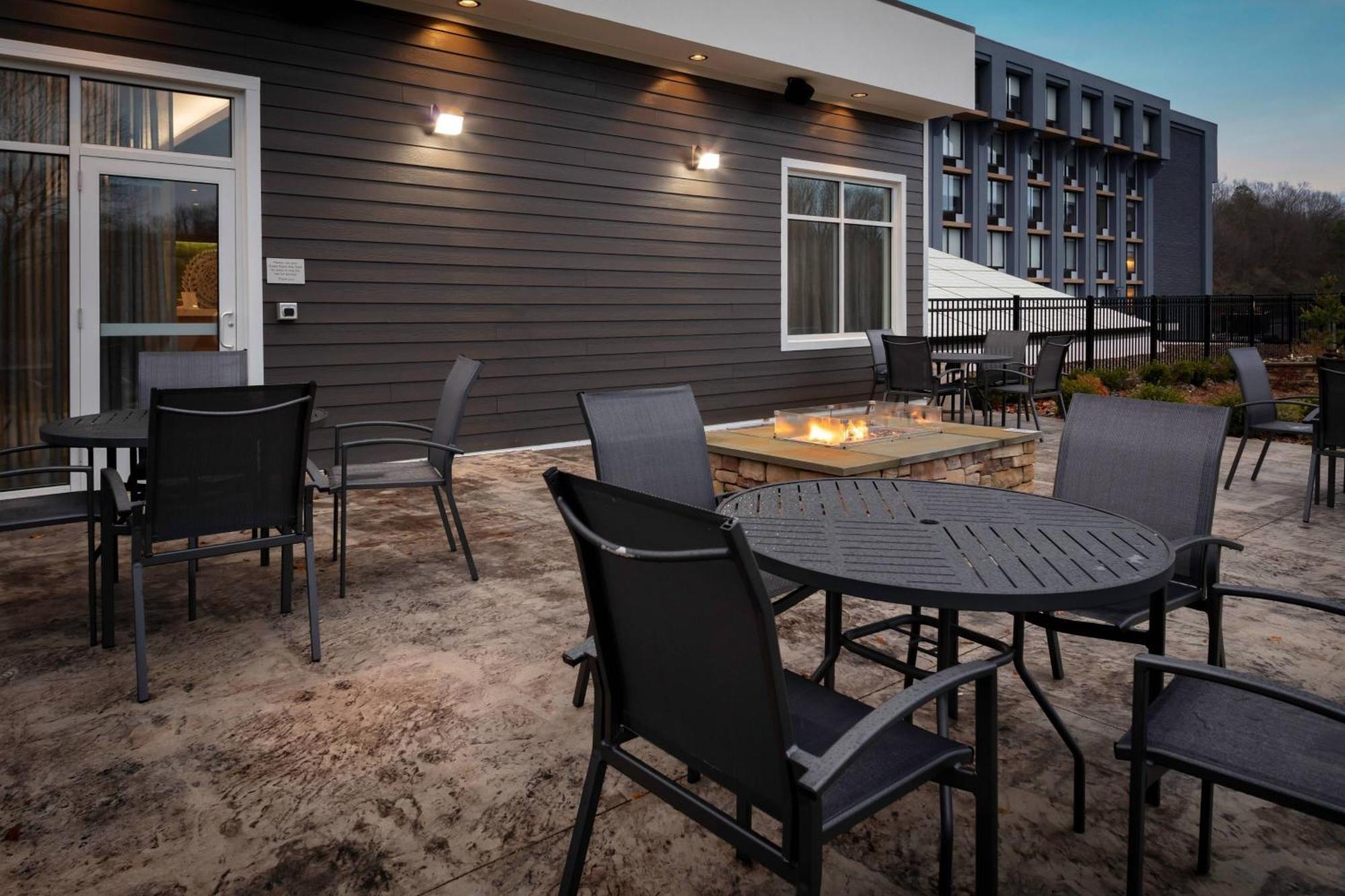 Fairfield Inn & Suites Springfield Enfield Bagian luar foto
